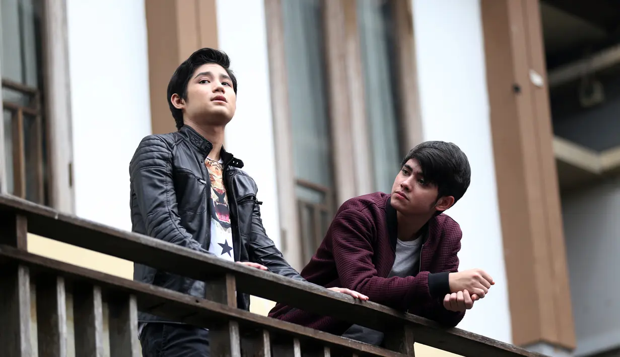 "Hari ini syuting video klip ditemenin sama Aliando juga. Sejauh ini udah banyak adegan yang diambil yah," kata Teuku Rassya di kawasan Ciganjur, Jakarta Selatan, Jumat (25/3/2016). (Adrian Putra/Bintang.com)