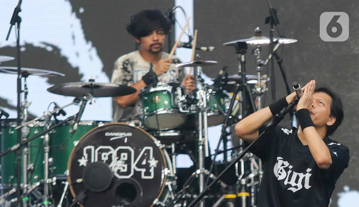 Dengan gaya khas dan energik, vokalis GIGI Armand Maulana langsung mengambil alih komando dari atas panggung. (Liputan6.com/Herman Zakharia)