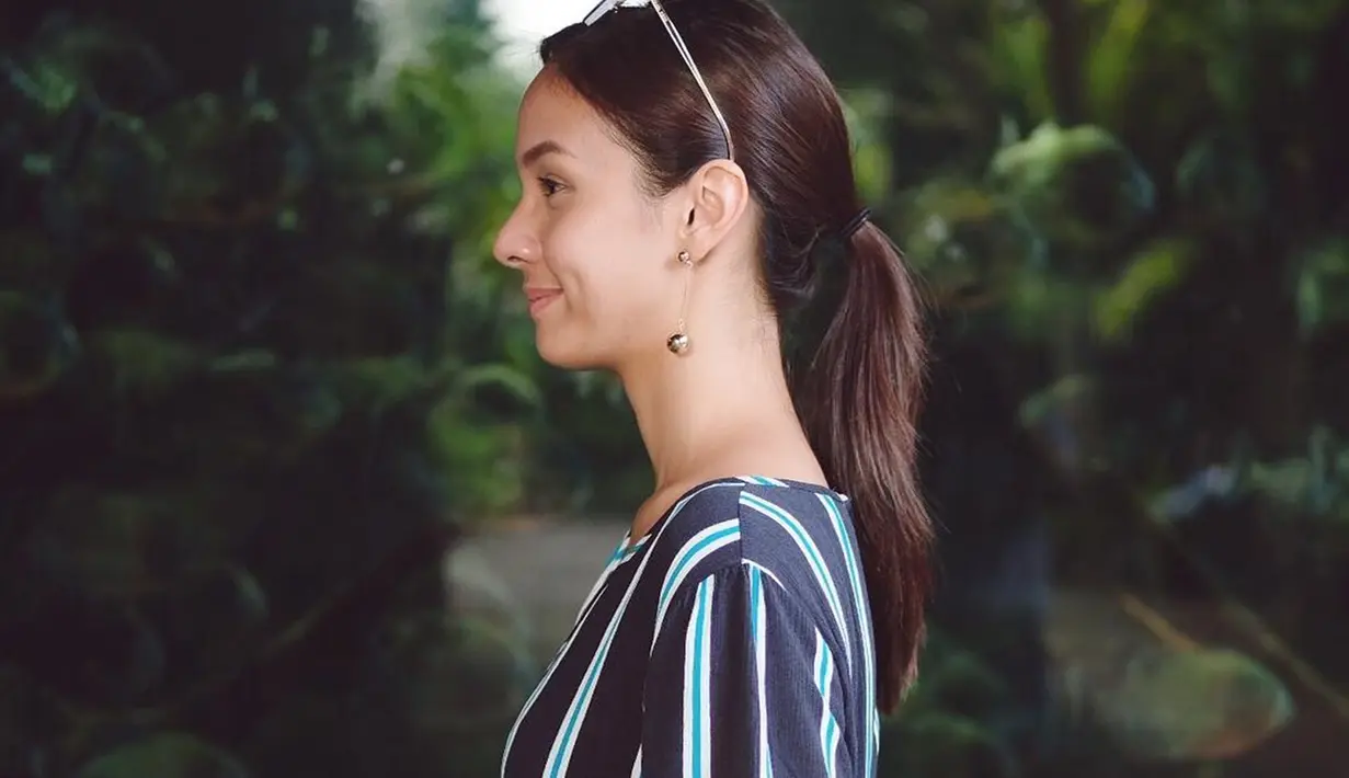 Perempuan kelahiran Jakarta, 9 Desember 1996 
memang kerap menguncir rambutnya. Ia semakin terlihat cantik dengan rambut dikuncir yang dipadu padankan dengan gaya kacamata yang ditaruh di atas rambut. (Liputan6.com/IG/@nesyamarcella)