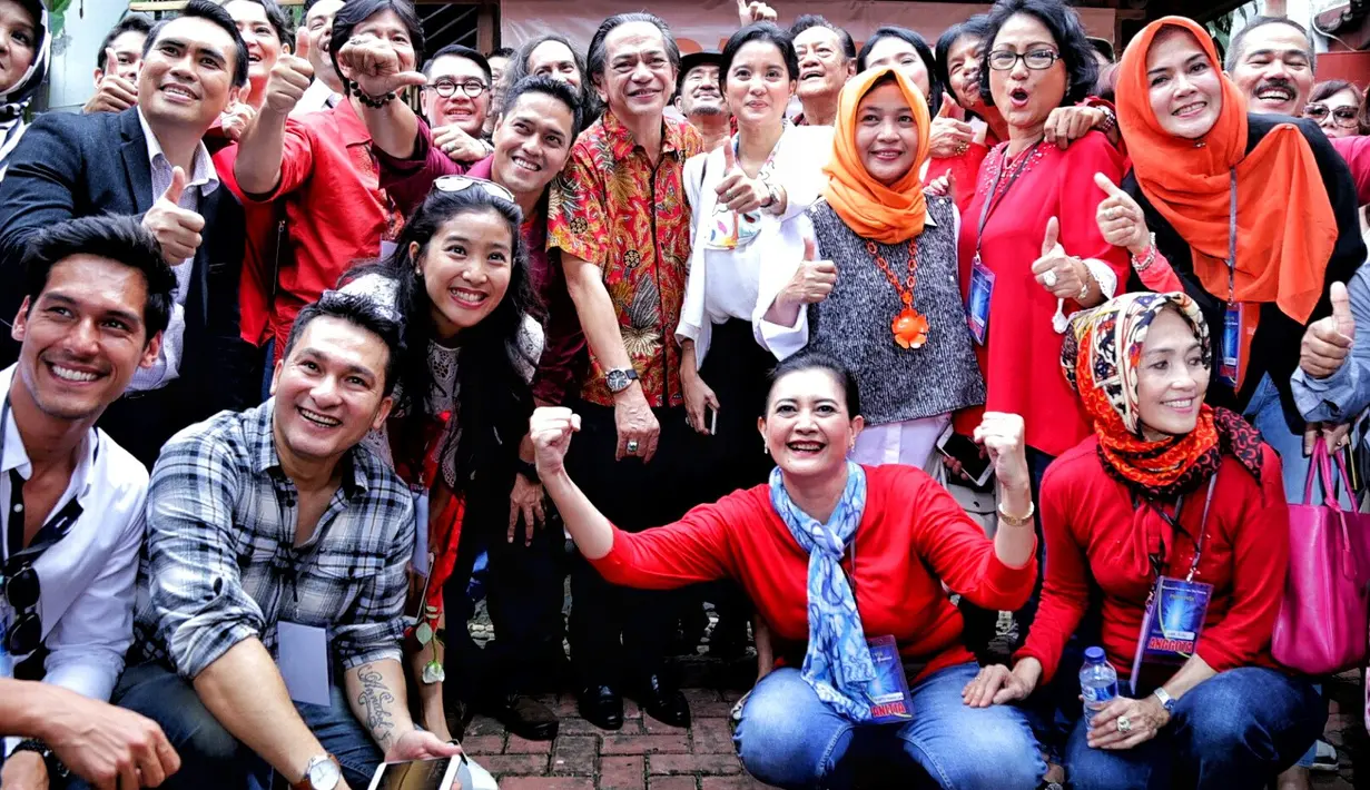 Foto bersama artis senior dan junior yang hadir dalam acara pemilihan Ketua Umum PARFI 56  di kawasan Kemang, Jakarta Selatan, Sabtu (1/10/2016). (Adrian Putra/Bintang.com)