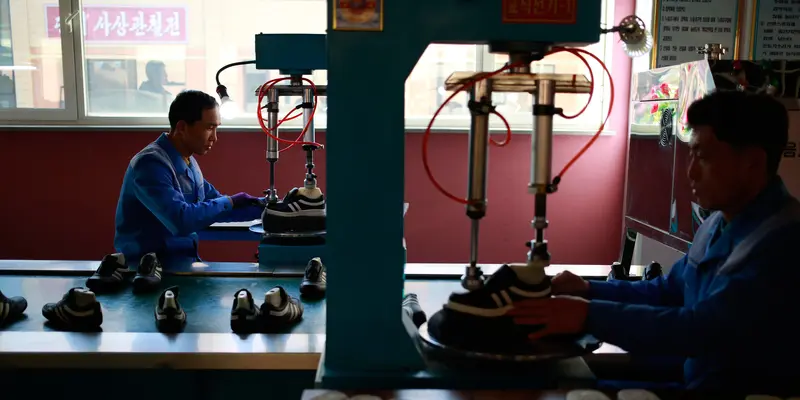 Potret Buruh Pabrik Sepatu Olahraga di Korea Utara