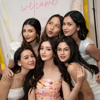 Penampilan Serba Putih Publik Figur Hadir di Bridal Shower Ranty Maria. [@rantymaria]