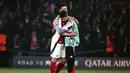 Pemain Arsenal, Jorginho (kanan) berpelukan dengan Declan Rice setelah timnya kalah dari PSG dalam laga leg 2 semifinal Liga Champions 2024/2025 di Parc des Princes, Paris, Prancis, Rabu (07/05/2025) waktu setempat. (AFP/Thibaud Moritz)