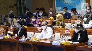 Dirjen Migas Kementerian ESDM Tutuka Ariadji (tengah) didampingi Dirut Pertamina Nicke Widyawati (kiri) dan Kepala BPH Migas Erika Retnowati (kanan) saat mengikuti rapat dengar pendapat dengan Komisi VII DPR di Kompleks Parlemen, Senayan, Jakarta, Selasa (29/3/2022).  (Liputan6.com/Angga Yuniar)