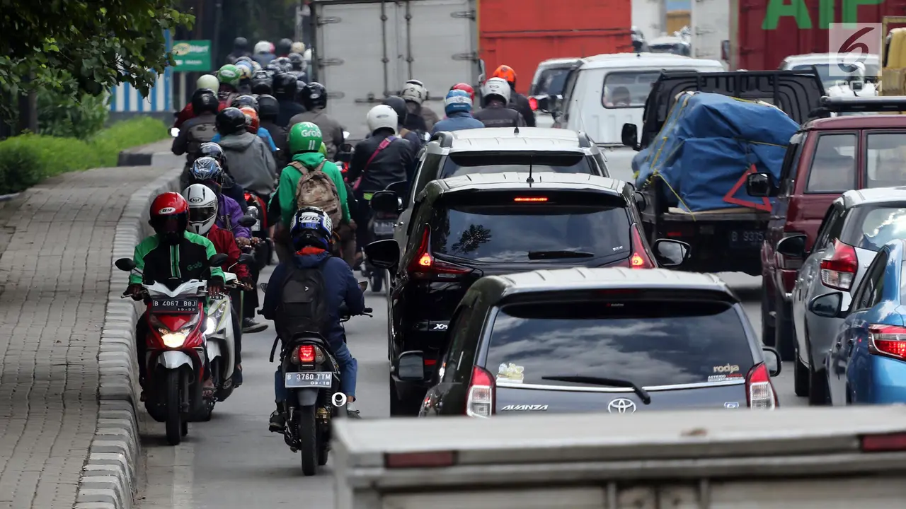 Lalu Lintas Padat, Pengendara Motor Tetap Nekat Lawan Arah