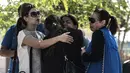 Keluarga penumpang pesawat EgyptAir saling berpelukan saat mencari informasi di luar Bandara Kairo, Kamis (19/5). Pesawat EgyptAir yang membawa 59 penumpang dan 10 kru itu menghilang dari radar dalam perjalanan dari Paris ke Kairo. (KHALED DESOUKI/AFP)