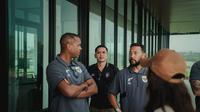 Pelatih Timnas Indonesia Patrick Kluivert kembali menyambangi Bali United Training Center, Jumat (23/5/2025) sore. Patrick Kluivert ditemani Denny Landzaat, Alex Pastoor, juga ada pelatih fisik Timnas Indonesia Quentin Jakoba, Sjoerd Woudenberg, dan video analis Jordy Kluintenburg. (Bali United)