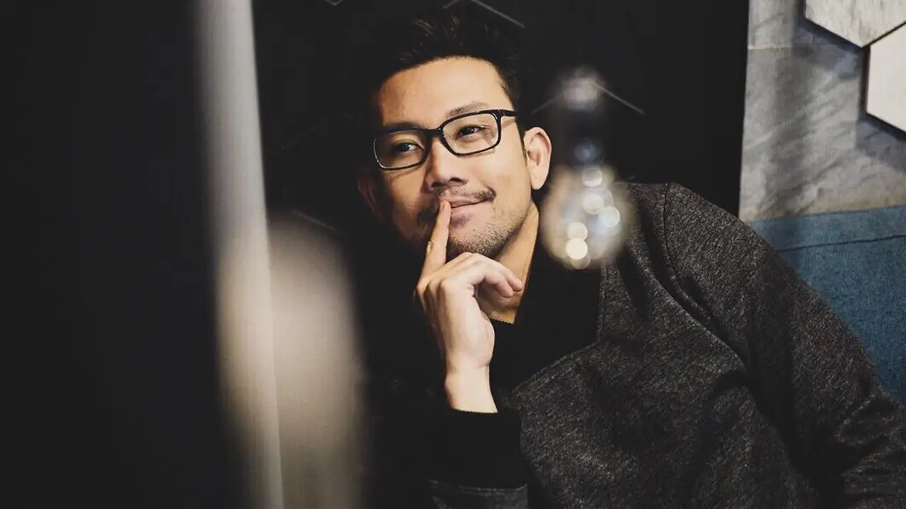 FOTO: Gaya Kasual Danny Sumargo Saat Kenakan Kacamata, Manly Banget