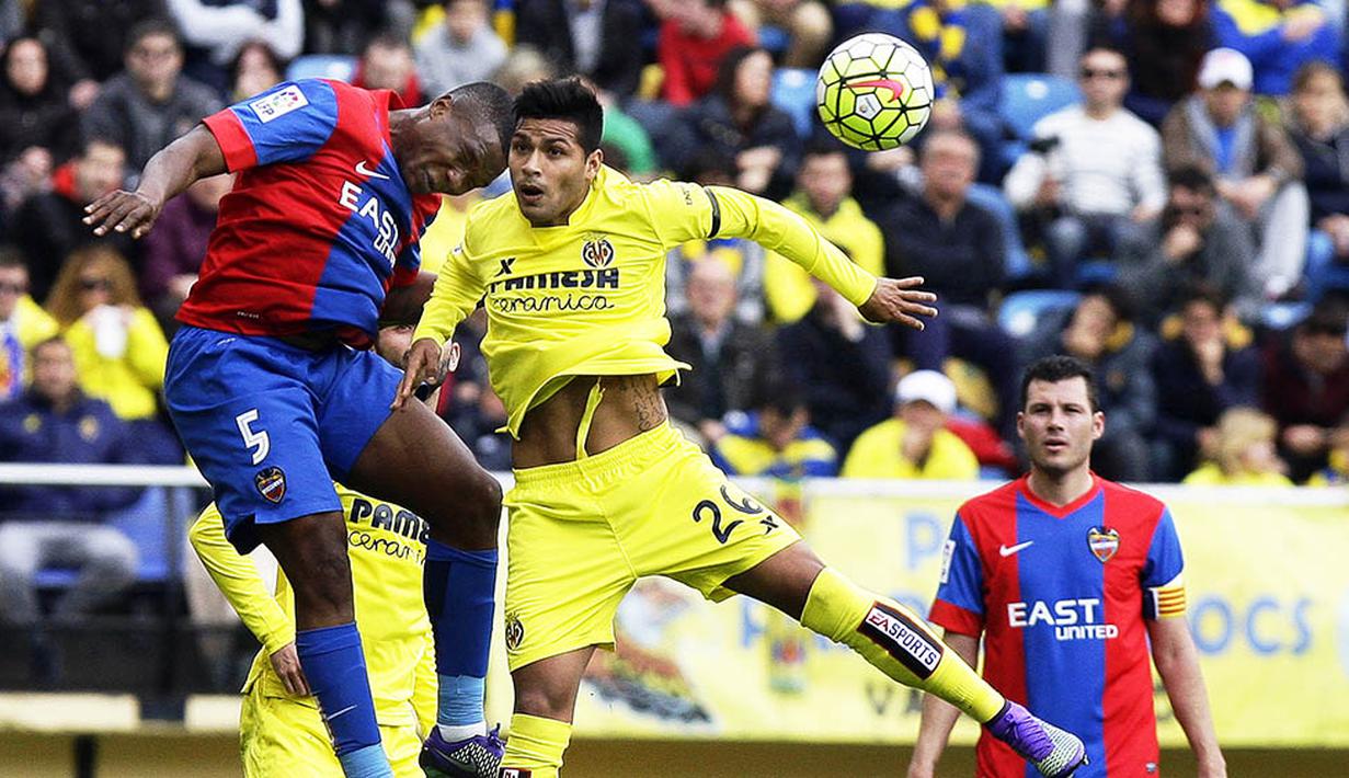 2. Gelandang Villarreal, Matias Nahuel, duel udara dengan pemain Levante, Simao Junior, pada laga La Liga Spanyol di Stadion Madrigal, Minggu (28/2/2016). Villarreal menang 3-0 atas Levante. (EPA/Domenech Castello)