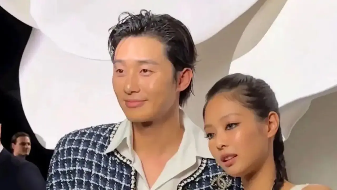 Potret Serasi Jennie BLACKPINK dan Park Seo Joon di Show Chanel Paris Fashion Week 2023 yang Bikin Fans Menjerit