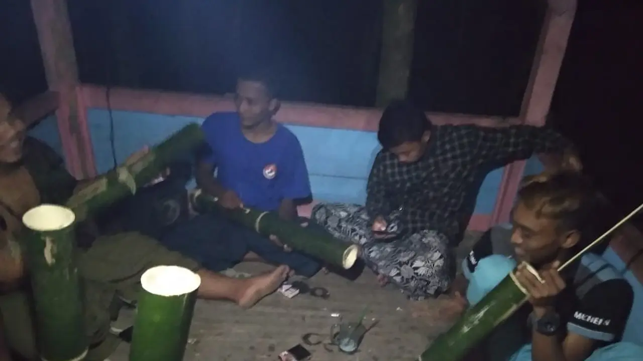 Anak muda Bogorejo membuat kentungan bambu untuk Thethek (Ahmad Adirin/Liputan6.com)