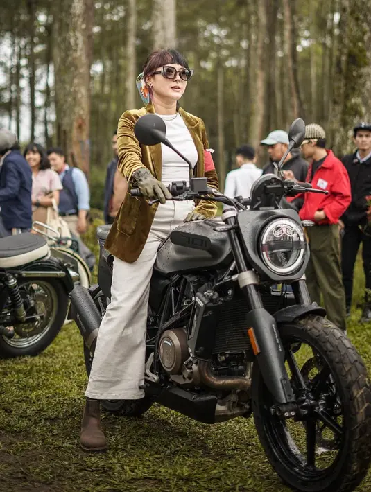 Sebelum menarik gas motornya, Poppy Sovia masih terlihat manis tanpa helm. Ia mengendarai motor cukup besar dengan celana kulot putih. (Foto: Instagram/@popsovia)