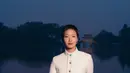 Aktris Kim Go Eun juga tampak menawan dalam setelan tweed berwarna putih. Penampilannya memancarkan kesan bersih dan elegan, sesuai dengan karakter yang sering ia perankan di layar kaca. Busana yang dipilih Kim Go Eun berhasil menciptakan tampilan yang anggun dan modern. [Dok/Chanel].