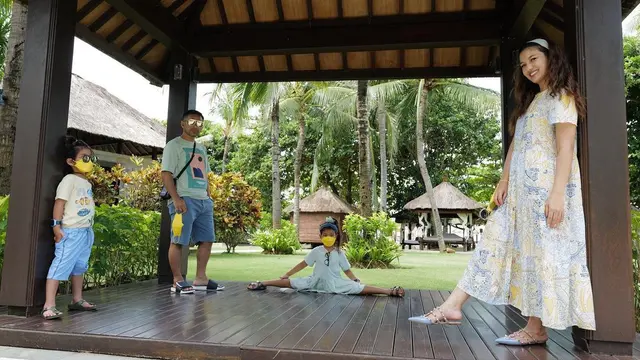 6 Momen Liburan Judika dan Duma Riris di Bali, Ajak Anak Main di Pantai