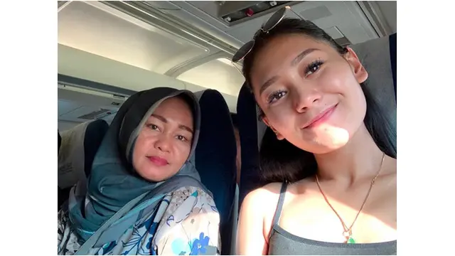 Wanita berusia 21 tahun ini kerap menghabiskan waktu bersama sang ibu.