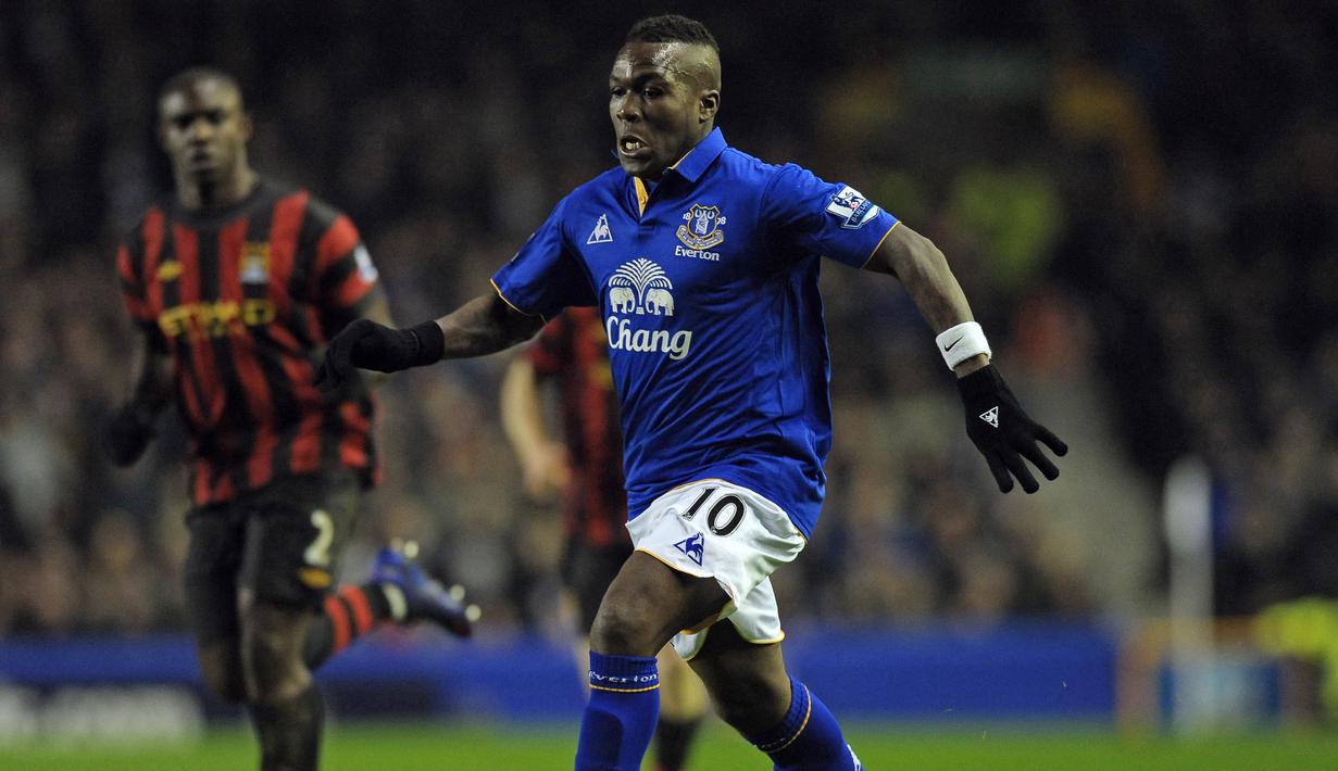 Royston Drenthe. Sayap kiri berusia 34 tahun ini didatangkan Everton dari Real Madrid dengan status pinjaman pada awal musim 2011/2012 usai semusim dipinjamkan ke Hercules pada 2010/2011. Hanya semusim di Everton, ia total tampil dalam 27 laga dengan torehan 4 gol dan 7 assist. (AFP/Paul Ellis)