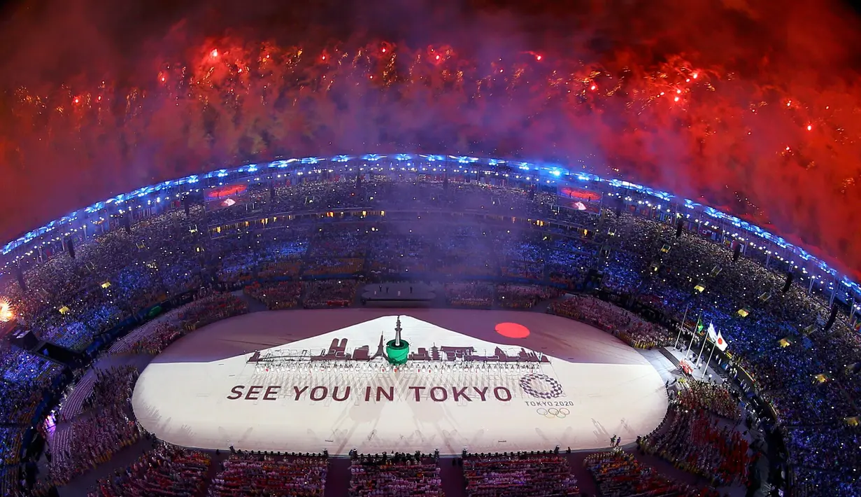 Tulisan "See You in Tokyo" di tengah lapangan pada upacara penutupan Olimpiade Rio 2016 di Stadion Maracana, Rio de Janeiro, Minggu (21/8). Olimpiade 2016 resmi berakhir, AS keluar sebagai juara umum dengan jumlah 121 medali. (REUTERS/Pawel Kopczynski)