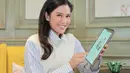 Preppy style ala Dian Sastrowardoyo ini bisa kamu aplikasikan sebagai office look. Ia padukan kemeja bergaris dengan vest putih dan celana panjang hitam [@therealdisastr]