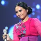 Penyanyi muda berbakat Gita Gutawa tampil dalam konser bertajuk Perempuan Hebat Indonesia di Studio 6 Emtek City, Jakarta, Kamis (21/4) malam. Pagelaran khusus untuk perempuan Indonesia itu untuk memperingati Hari Kartini (Liputan6.com/Herman Zakharia)