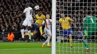 Pemain Juventus Alex Sandro menyundul bola saat pertandingan melawan Tottenham Hotspur di Liga Champions leg kedua di Stadion Wembley, London (7/3). Gol Juventus diciptakan oleh Gonzalo Higuaindan Paulo Dybala. (AP Photo / Kirsty Wigglesworth)