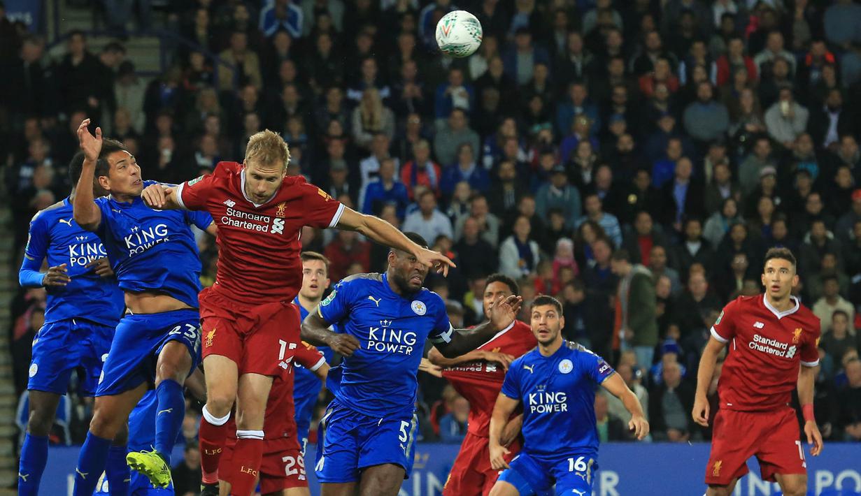 Bek Liverpool, Ragnar Klavan, duel udara dengan striker Leicester, Leonardo Ulloa, pada laga Piala Liga di Stadion King Power, Leicester, Selasa (19/9/2017). Leicester menang 2-0 atas Liverpool. (AFP/Lindsey Parnaby)
