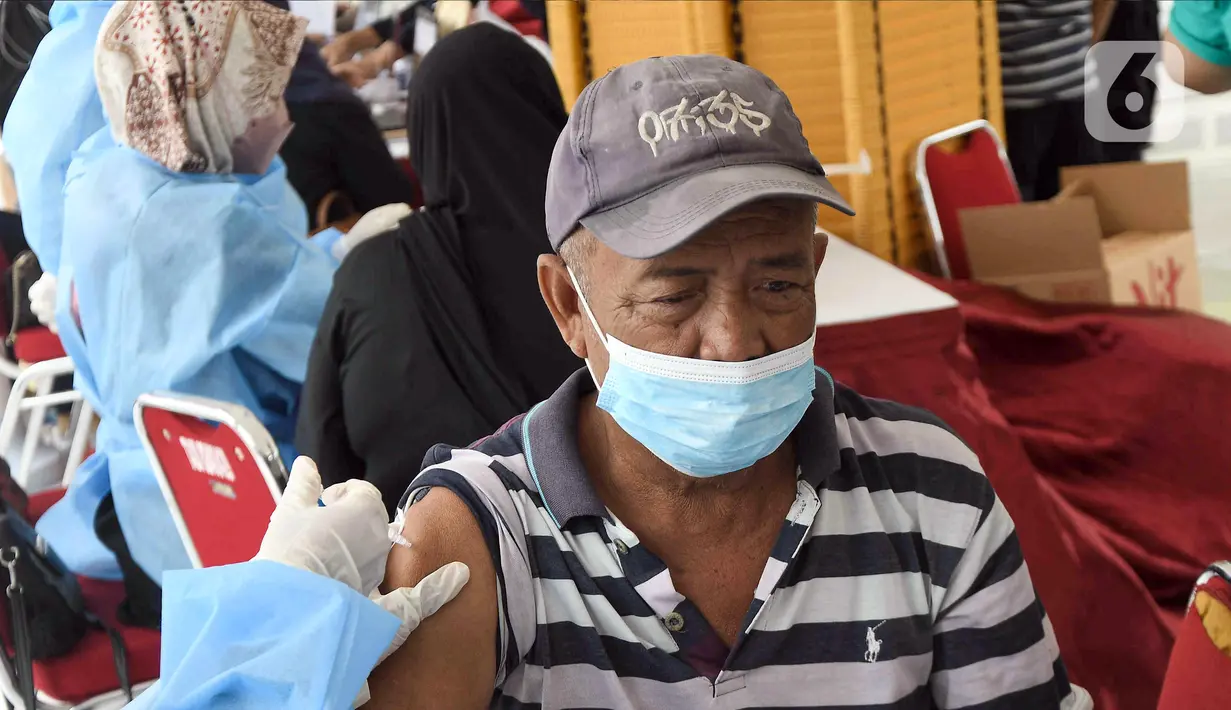 Warga lanjut usia (lansia) menerima suntikan vaksin Sinovac dari petugas medis di Alun-Alun Bekasi, Jawa Barat, Rabu (23/2/2022). Sebanyak 600 dosis vaksin Sinovac disiapkan pemerintah setempat untuk warga lansia guna mencegah penyebaran COVID-19. (Liputan6.com/Herman Zakharia)