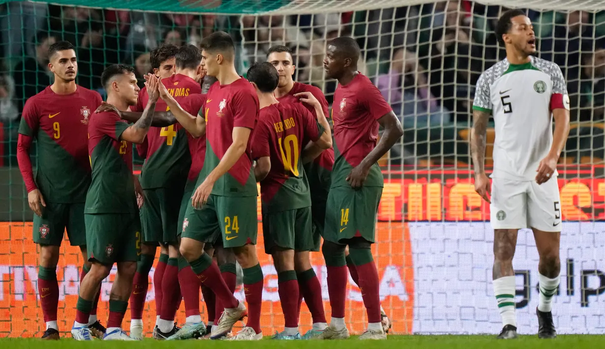 Para pemain Portugal melakukan selebrasi setelah Bruno Fernandes mencetak gol ke gawang Nigeria pada pertandingan persahabatan di Stadion Jose Alvalade, Lisbon, Portugal, 17 November 2022. Portugal menghajar Nigeria dengan skor telak 4-0, mereka akan berangkat ke Qatar pada 18 November untuk Piala Dunia 2022. (AP Photo/Armando Franca)
