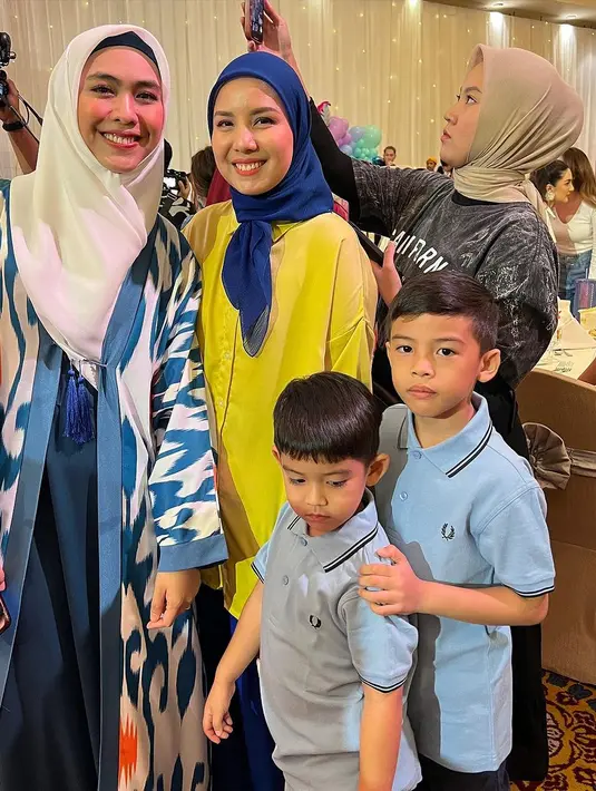 Bisa jadi inspirasi hijabers,  Oki Setiana Dewi tampak menawan kenakan long outer dan dress nuansa biru. [Instagram/tya_ariestya]