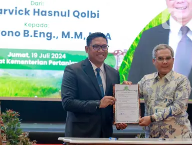 Wakil Menteri Pertanian (Wamentan) kepada Sudaryono menerima berita acara dari pejabat lama Harvick Hasnul Qolbi disaksikan Menteri Pertanian (Mentan) Andi Amran Sulaiman saat serah terima jabatan di Gedung A Kementerian Pertanian, Jakarta, Jumat, (19/7/2024). (Liputan6.com/Herman Zakharia)