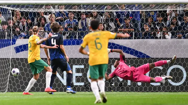 Foto: Gawang Zion Suzuki Ternodai Pemain Sendiri saat Jepang Jamu Australia di Kualifikasi Piala Dunia 2026