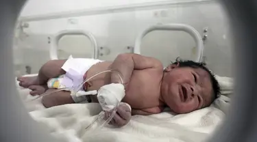 Seorang bayi perempuan yang lahir di bawah reruntuhan akibat gempa bumi yang melanda Suriah dan Turki menerima perawatan di dalam inkubator di rumah sakit anak di kota Afrin, provinsi Aleppo, Suriah, Selasa (7/2/2023). Seorang bayi perempuan yang baru lahir berhasil diselamatkan dari reruntuhan di sebuah rumah di Suriah utara pasca gempa Turki 6 Februari 2023.  (AP Photo/Ghaith Alsayed)