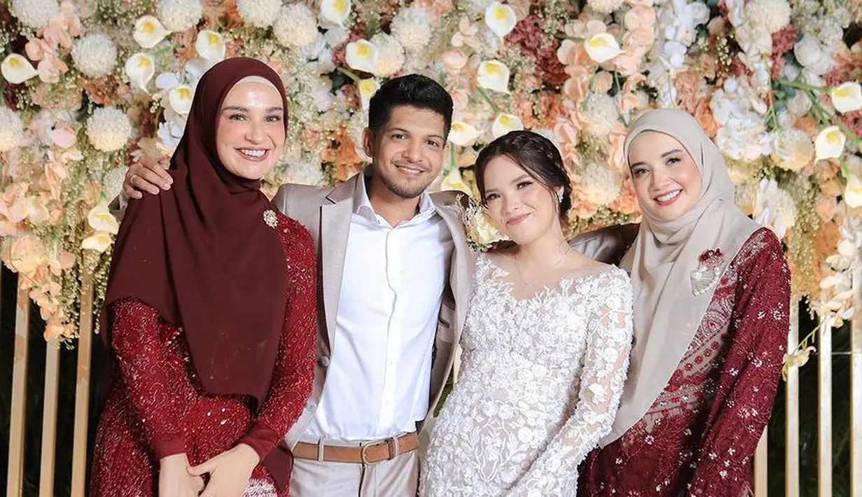 Sementara itu, Zaskia memilih mengenakan dress maroon berpayet yang juga dari Berkat Kebaya. [@shireensungkar/@zaskiasungkar15]