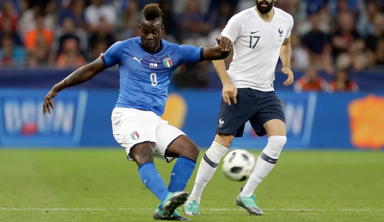 Penyerang Italia, Mario Balotelli menendang bola saat bertanding pada pertandingan persahabatan melawan Prancis di stadion Allianz Riviera di Nice, Prancis selatan (1/6). Prancis menang telak 3-1 atas Italia. (AP Photo / Claude Paris)