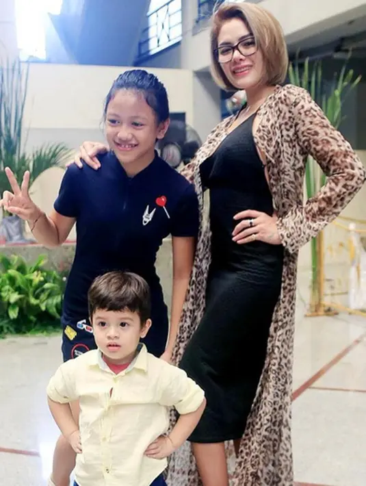 "Gue juga sering ditawarin endorse tapi nggak ambil. Mending biaya sendiri," ujar Nikita Mirzani di kawasan Gatot Subroto, Jakarta Selatan, Senin (28/8/2017). (Instagram/nikitamirzanimawardi_17)