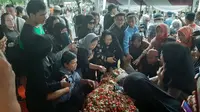 Warga melakukan tabur bunga di makam Ani Yudhoyono yang dikebumikan di TMP Kalibata, Jakarta, Minggu (2/6/2019).(Liputan6.com/ Yopi Makdori)