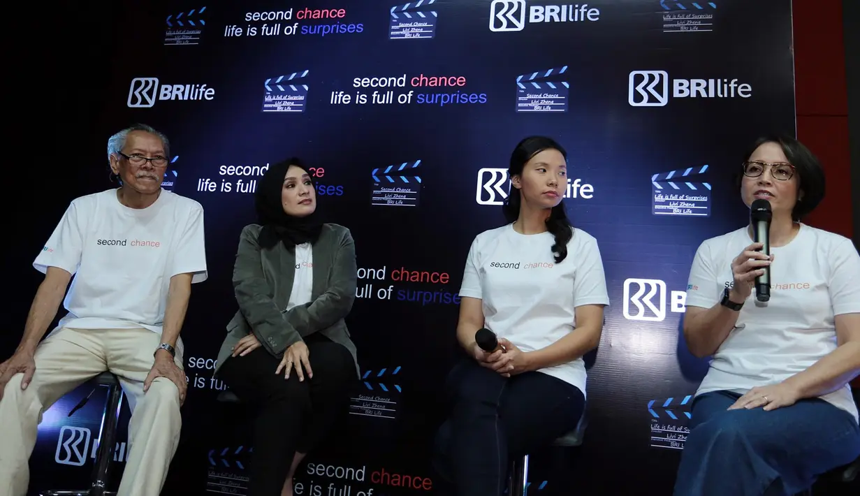 "Bikin layar lebar durasi panjang itu enak, bisa dalamin karakter. Kalau film pendek ya kita harus kemas sedemikian rupa dalam cerita. Ya akhirnya, story yang diangkat benar-benar bangat kita tekankan agar jauh lebih mengena," kata Livi. 