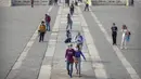 Para pengunjung mengenakan masker saat berjalan di Kota Terlarang, Beijing, China, Jumat (1/5/2020). Kota Terlarang kembali dibuka setelah ditutup lebih dari tiga bulan karena pandemi virus corona COVID-19. (AP Photo/Mark Schiefelbein)