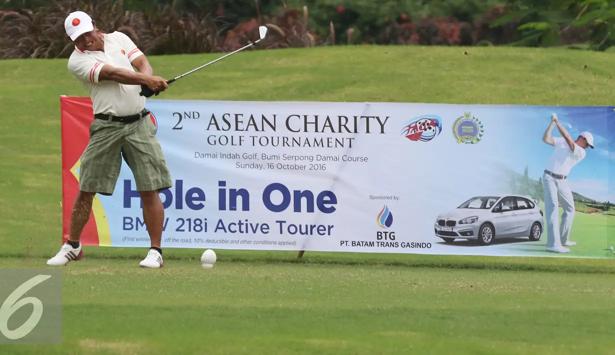 Salah satu peserta melakukan pukulan saat Asean Charity Golf Tournament 2 di Damai Indah Golf, Tangerang, Minggu (16/10). Tunamen Golf ini bertujuan untuk membumikan dan memasyarakatkan ASEAN. (Liputan6.com/Herman Zakharia)