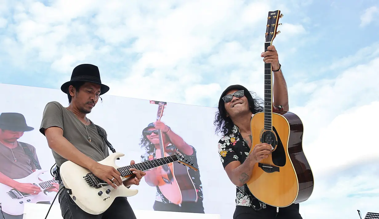 Ribuan massa berbondong-bondong memadati lokasi konser bertajuk Konser Gue 2 di Ex-Driving Range Senayan, Jakarta Pusat pada Sabtu, 4 Februari 2017. Slank menjadi salah satu daya pikat masyarakat untuk hadir di acara tersebut. (Bambang E. Ros/Bintang.com)