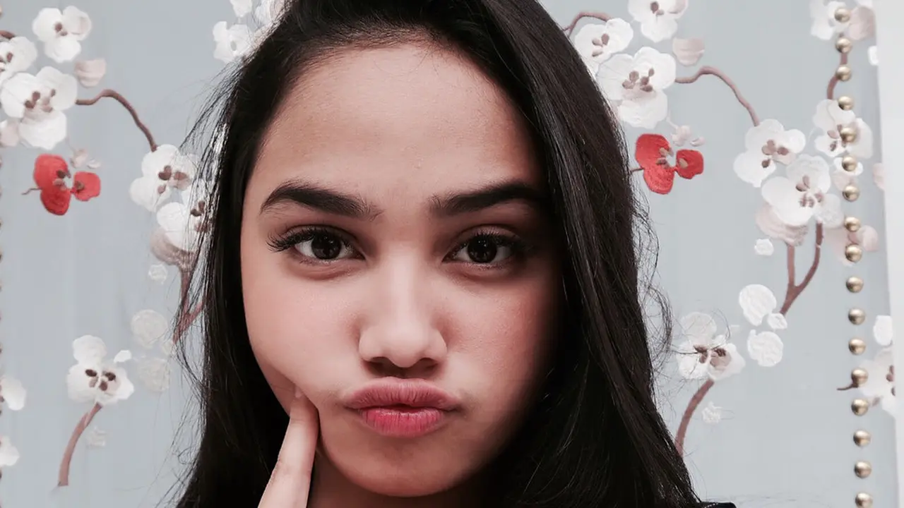 [Bintang] 8 Potret Syifa Hadju Saat Berpose Lucu
