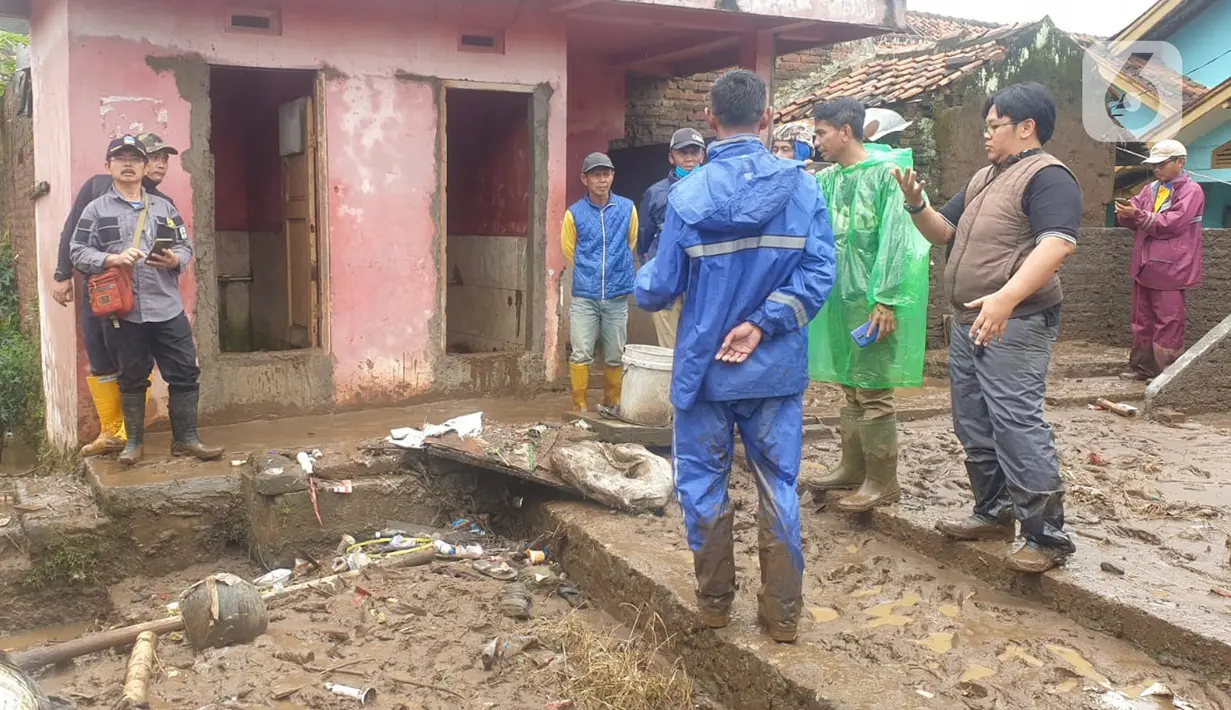 <p>Sejumlah orang memeriksa kondisi pasca banjir bandang Garut di kawasan Cimacan, Desa Jayaraga, Kecamatan Tarogong Kidul, Sabtu (16/7/2022). Saat ini mayoritas korban terdampak banjir di blok Cimacan membutuhkan pakaian ganti dan selimut penghangat buat warga. (Liputan6.com/Jayadi Supriadin)</p>