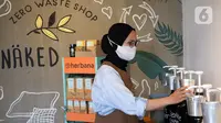 Pekerja merapikan barang dagangan di Toko Naked Inc, Kemang, Jakarta, Sabtu (11/9/2021). Naked Inc merupakan salah satu toko kebutuhan sehari-hari yang menerapkan konsep bebas sampah atau "zero waste", dimana pembeli harus membawa kantong belanja atau wadah sendiri. (Liputan6.com/Herman Zakharia)