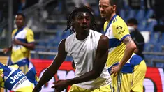 Penyerang Juventus, Moise Kean berselebrasi usai mencetak gol ke gawang Sassuolo pada pertandingan lanjutan Liga Serie A Italia di stadion Citta del Tricolore di Reggio Emilia, Selasa (26/4/2022). Juventus menang tipis atas Sassuolo 2-1. (AFP/Marco Bertorello)
