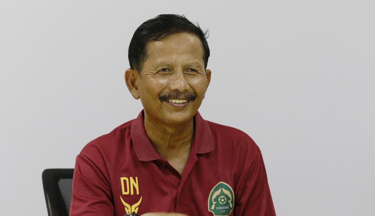 Pelatih Persikabo 1973, Djajang Nurdjaman, saat jumpa pers usai melawan Persib Bandung pada laga uji coba di Stadion Pakansari, Bogor, Minggu (27/11/2022). (Bola.com/M iqbal Ichsan)