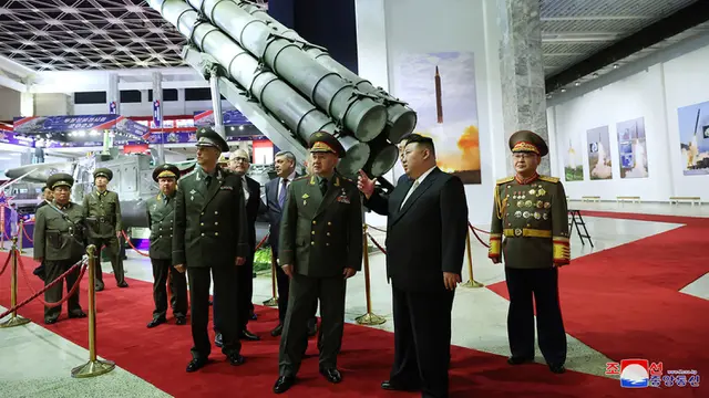 Pemimpin Korea Utara Kim Jong Un dan Menteri Pertahanan Rusia Sergei Shoigu