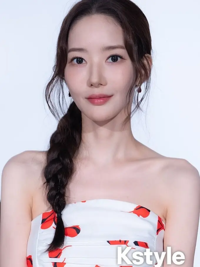 Park Min Young Tampil dengan Fresh Peachy Look Saat Promosi Confidence Queen