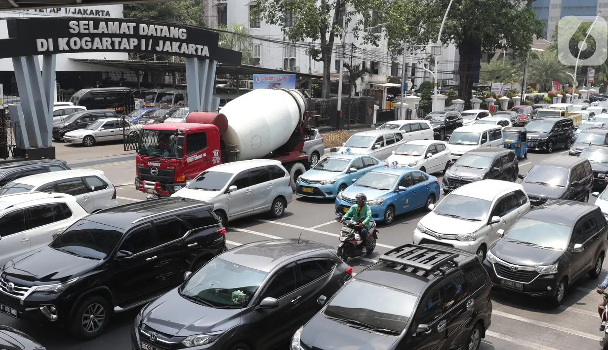 Pengendara terjebak kepadatan arus lalu lintas di Jalan Medan Merdeka Timur, Jakarta, Senin (14/10/2019). Kepadatan akibat penutupan arus menuju Jalan Medan Merdeka Utara sebagai antisipasi aksi unjuk rasa yang rencananya dilakukan di kawasan depan Istana Negara. (Liputan6.com/Helmi Fithriansyah)