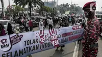 Massa dari sejumlah ormas membentangkan spanduk saat demonstrasi di depan Gedung MPR/DPR/DPD, Jakarta, Rabu (24/6/2020). Dalam aksinya mereka menuntut Rancangan Undang-undang (RUU) Haluan Ideologi Pancasila (HIP) ditarik dari Program Legislasi Nasional (Prolegnas). (Liputan6.com/Johan Tallo)
