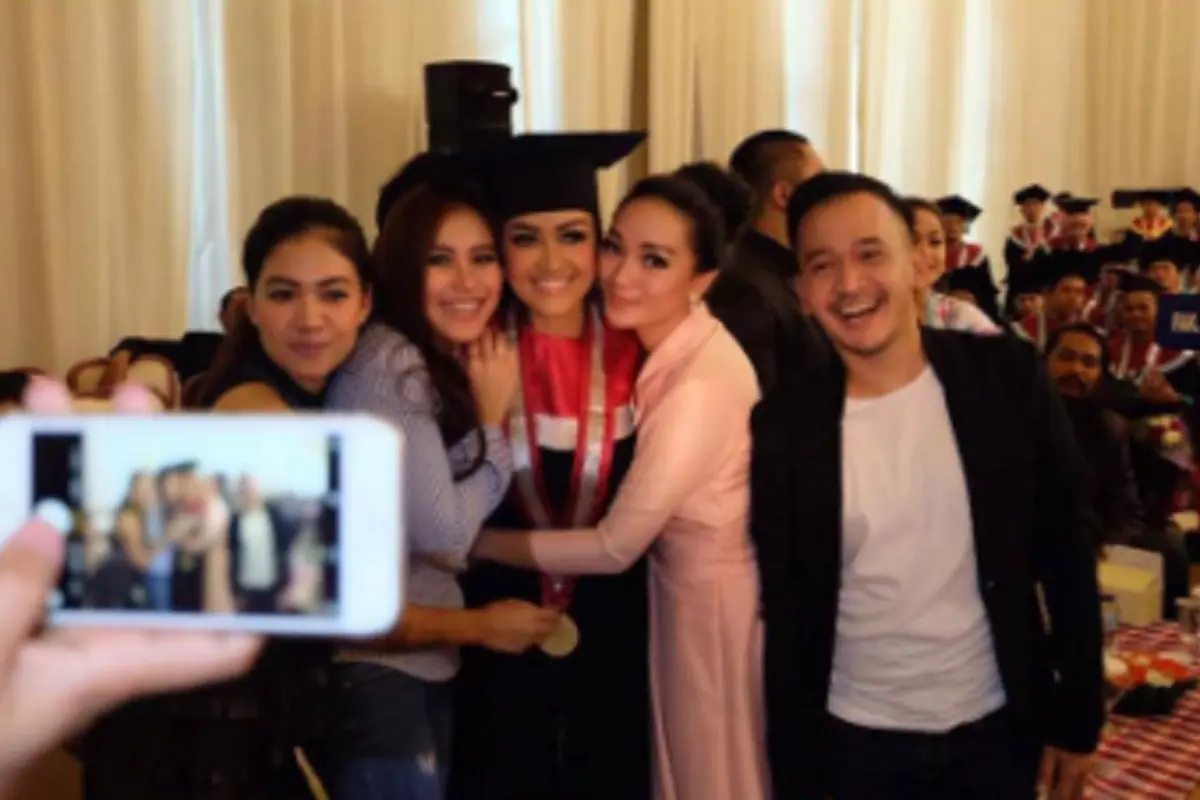 Zaskia Gotik dan Jupe