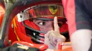 Tempat kedua masih dikuasai pembalap Ferrari, saat Carlos Sainz mencatat waktu 1 menit 17,233 detik. (AP Photo/Tomas Stargardter)